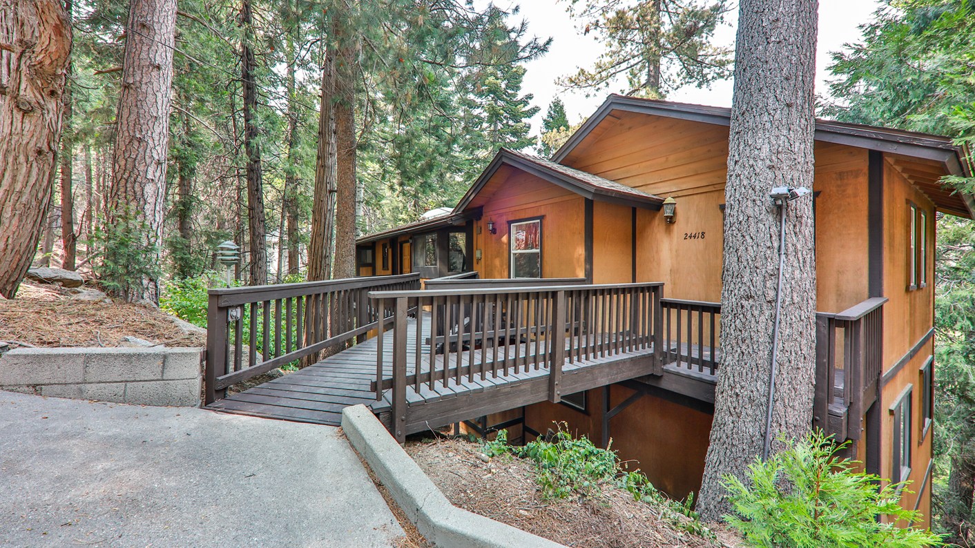 24418 Altdorf Drive, Crestline, CA 92325