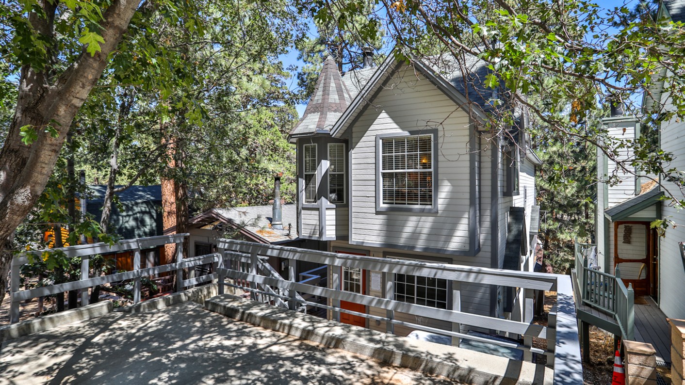 809 Santa Barbara Avenue, Sugarloaf, CA 92386