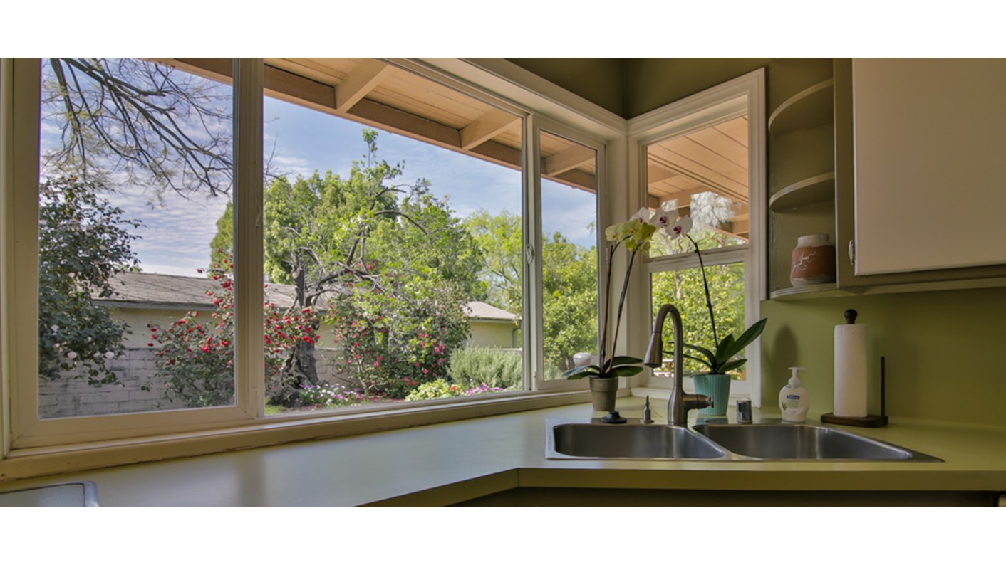 1718 Foothill Blvd, La Cañada Flintridge, CA 91011