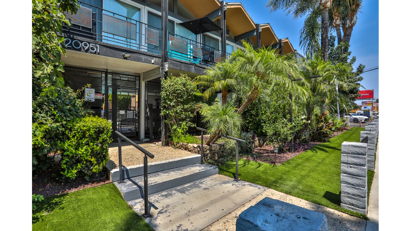 20951 Roscoe Boulevard, Los Angeles, CA 91304