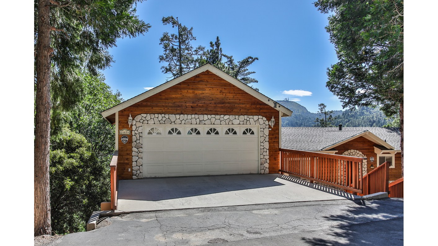 24634 Altdorf Drive, Crestline, CA 92325