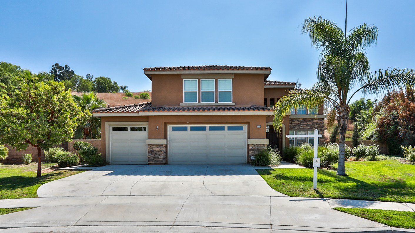 690 Barbre Lane, Corona, CA 92879