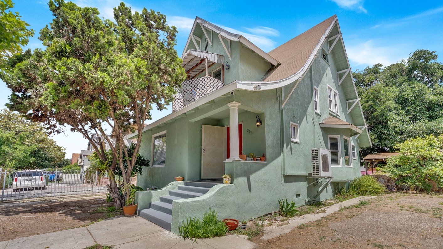 201 West 49th Street, Los Angeles, CA 90037