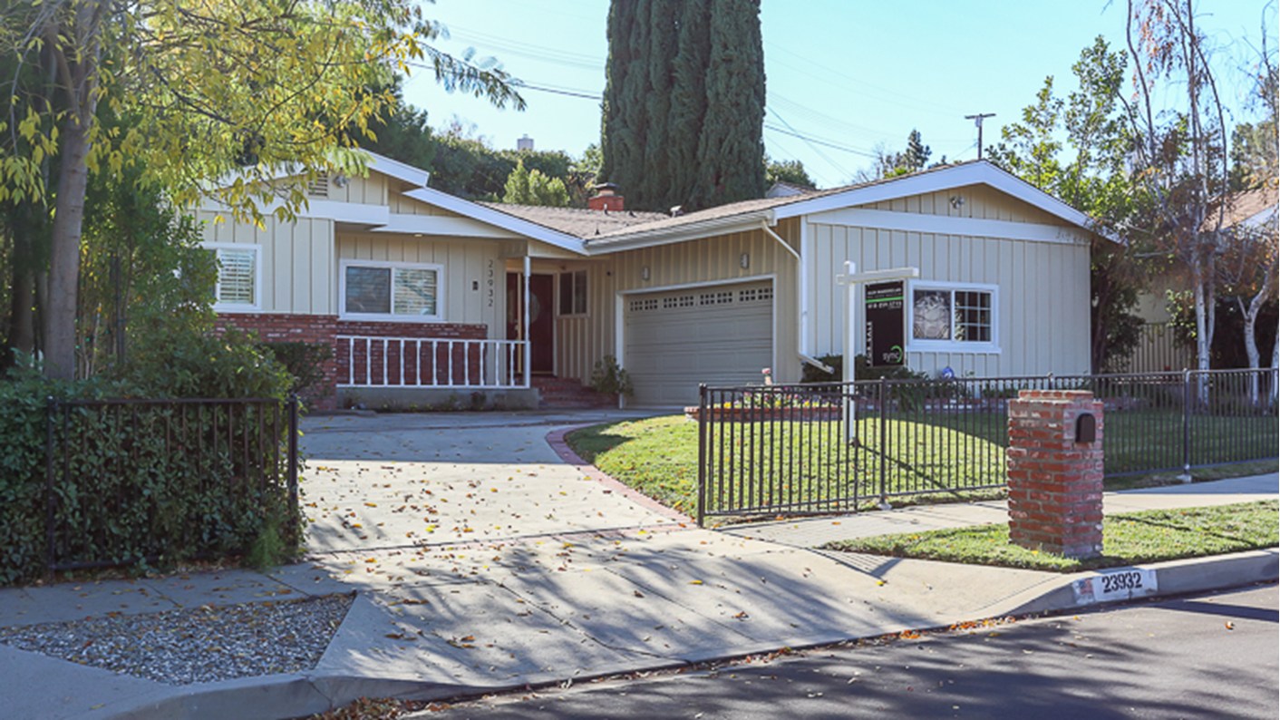 23932 Oxnard Street, Woodland Hills, CA 91367