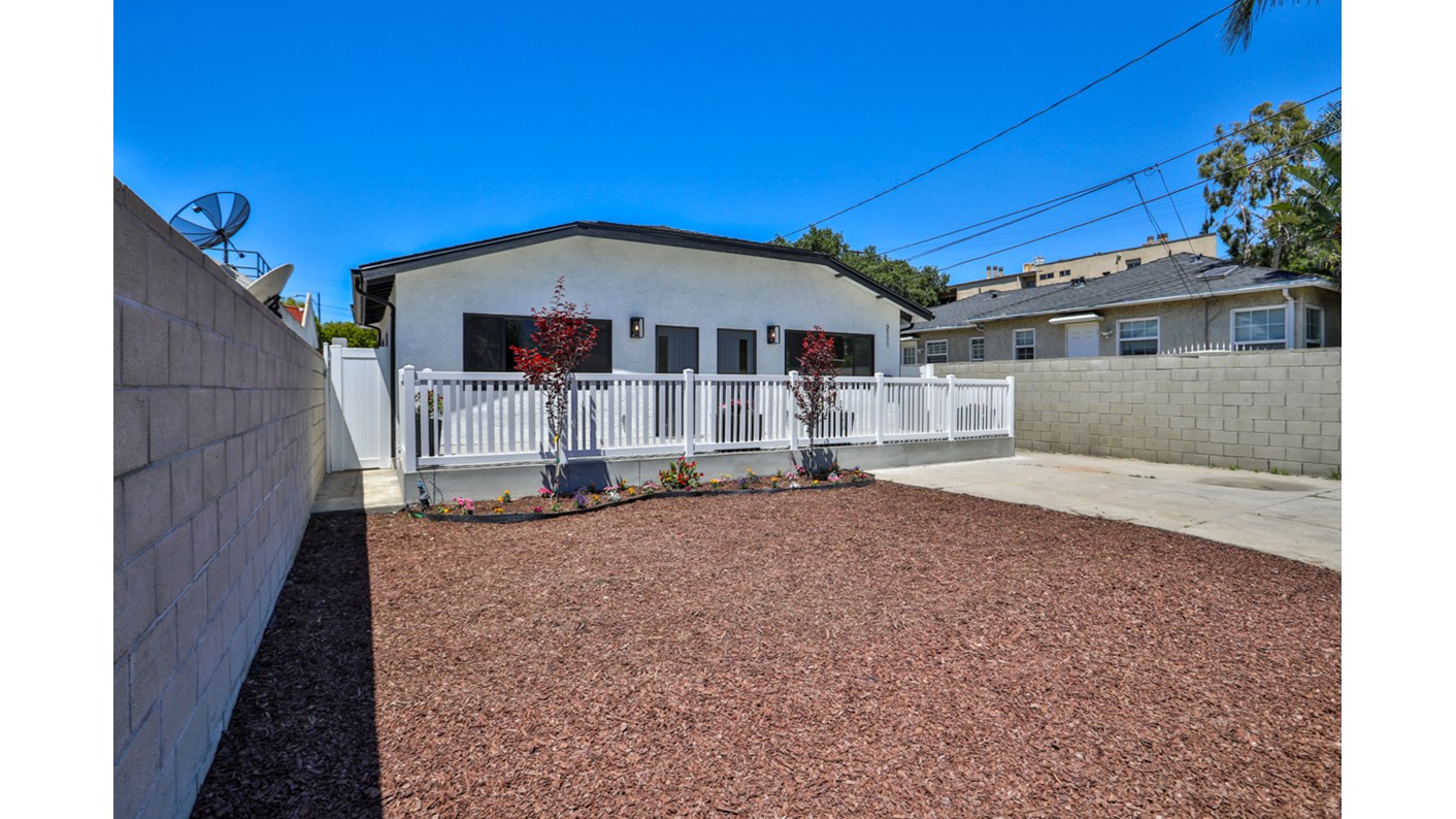 2111 Scott Road, Burbank, CA 91504